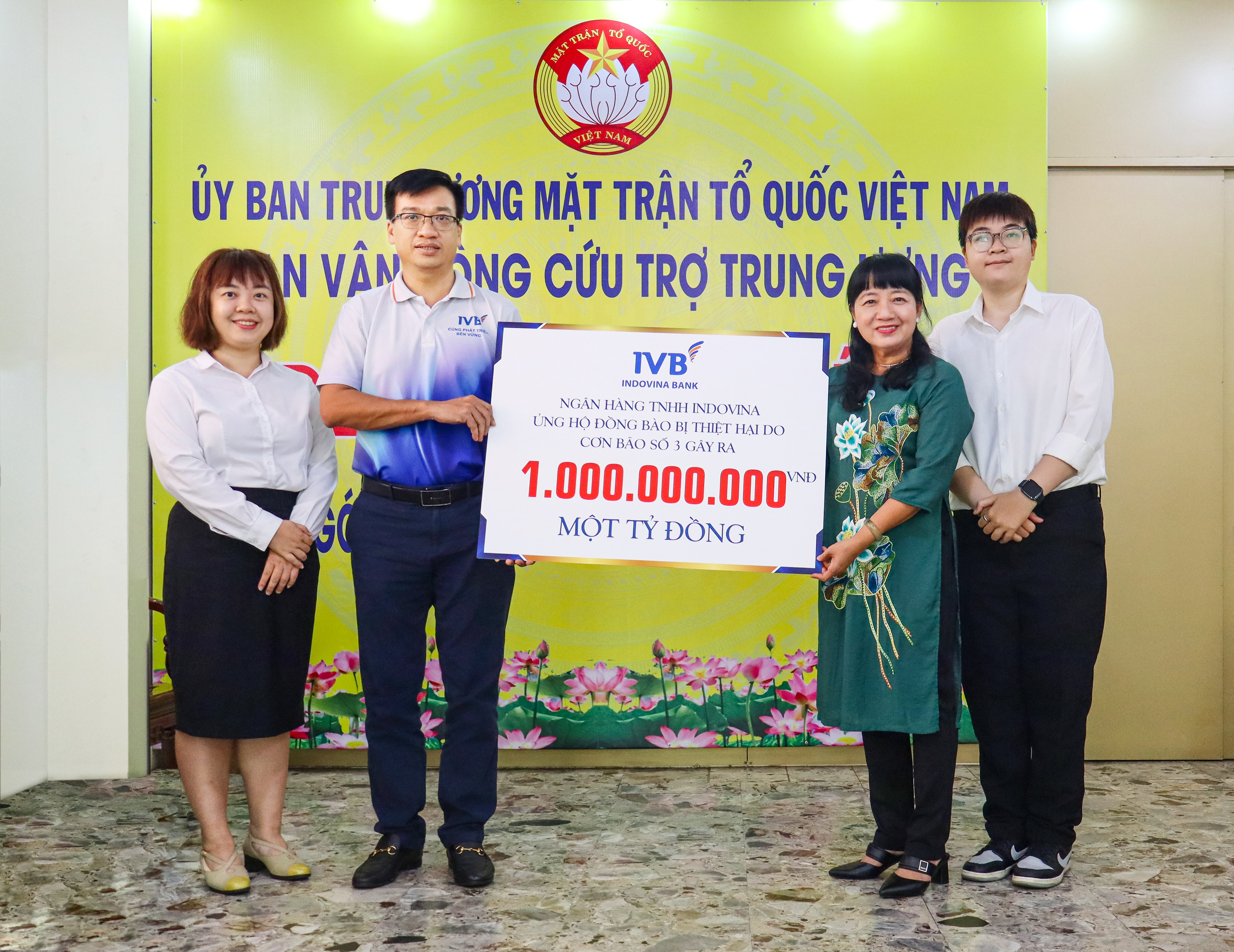Ông Mai Phạm Tuấn - Phó Tổng Giám đốc IVB trao bảng tượng trưng đến đại diện Ban Công tác phía Nam.